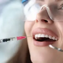 Jak długo trzyma znieczulenie od dentysty i co robić, gdy nie ustępuje?