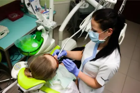 Czy dentysta może dać zwolnienie? Kiedy i jak uzyskać L4 od stomatologa