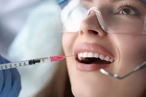 Jak długo trzyma znieczulenie od dentysty i co robić, gdy nie ustępuje?