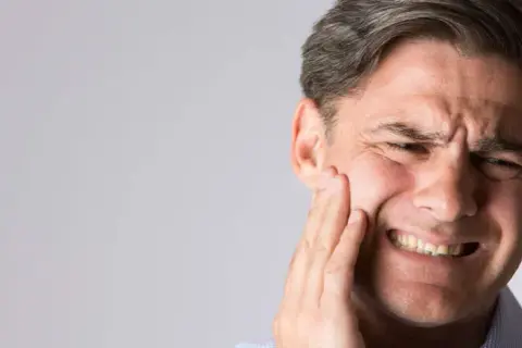 Co na opuchliznę zęba – domowe sposoby i kiedy pilnie odwiedzić dentystę