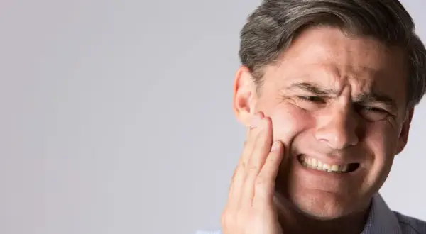 Co na opuchliznę zęba – domowe sposoby i kiedy pilnie odwiedzić dentystę